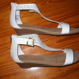Kenneth Cole white gladiator thong sandals Size 8.5